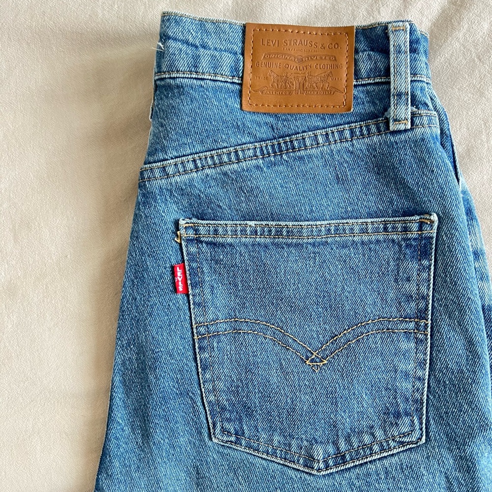 Levi's 70s High Straight Jean in a medium-light wash (size 28)